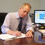 Abogado Reed (Charles Reed, Attorney)