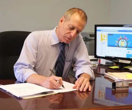 Abogado Reed (Charles Reed, Attorney)